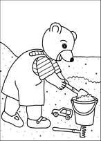 coloriage petit ours brun joue avec le sable